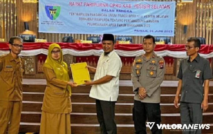 Bupati Pessel diwakili Asisten III Emirda Siswati, menyaksikan penyerahan berkas Pandum Fraksi DPRD, atas Pertangungjawaban Pelaksanaan APBD TA 2022 dari perwakilan Fraksi kepada Ketua DPRD Ermizen, Selasa (06/06/2023). Foto: Dok Humas DPRD Pessel