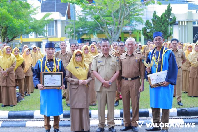 Bupati Rusma Yul Anwar (tengah) bersama dua Wali Nagari penerima Penghargaan Anugerah Paralegal Justice Award & Penghargaan Non Litigation Peacemaker 2023, di Painan, Senin (12/06/2023). Foto: Prisman Brama Putra