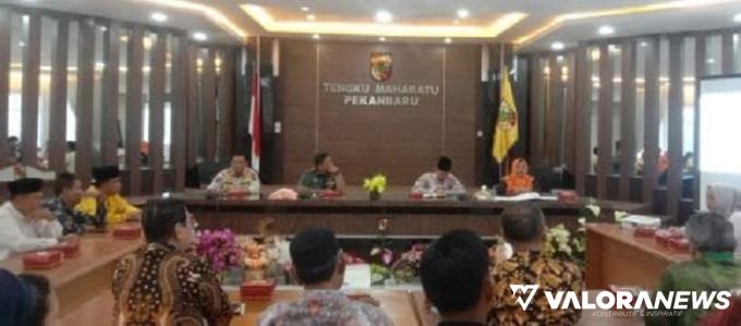 Asisten I Bidang Pemerintahan dan Kesra Setdako Pekanbaru, Masykur Tarmizi memimpin rapat koordinasi tentang informasi LGBT di gedung Tengku Maharatu, Jalan Kerinci, Keluraham Rintis, Rabu siang. (humas)