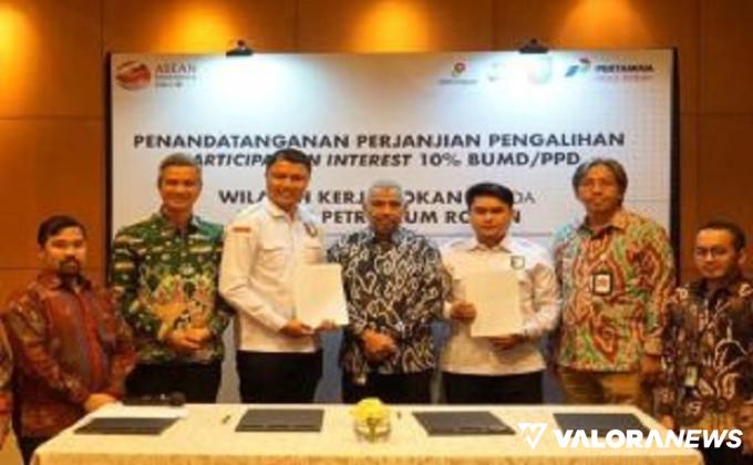Asisten II Setdaprov Riau, M Job Kurniawan dan Kepala Perwakilan SKK Migas Sumbagut, Rikky Rahmat Firdaus foto bersama dengan jajaran direksi BUMD dan PPD yang ditunjuk Provinsi Riau untuk mengelola PI di WK Rokan dan WK Kampar di Jakarta, Selasa. (humas)