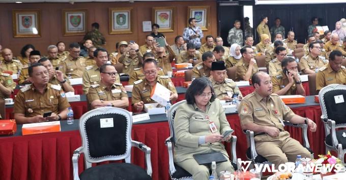 Pj Bupati Mentawai, Fernando J Simanjuntak (paling kiri, baris depan), saat hadiri Rapat Koordinasi yang diselenggarakan Kemendagri yang dihadiri para kepala daerah di Indonesia di Sasana Bhakti Praja, Gedung C Lt 3 Kemendagri, Jumat. (humas)