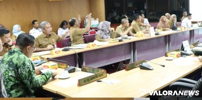 Ketua Komisi V DPRD Riau, Robin P Hutagalung gelar RDP dengan Dinas Pendidikan Riau, di Ruang Rapat Komisi V DPRD Riau, Selasa. (humas)