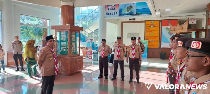 Wakil Bupati Pessel Rudi Hariansyah (kiri) saat menerima kontingen Pramuka Kwarcab 0301/Pessel di Painan, baru-baru ini. Foto: Prisman Brama Putra