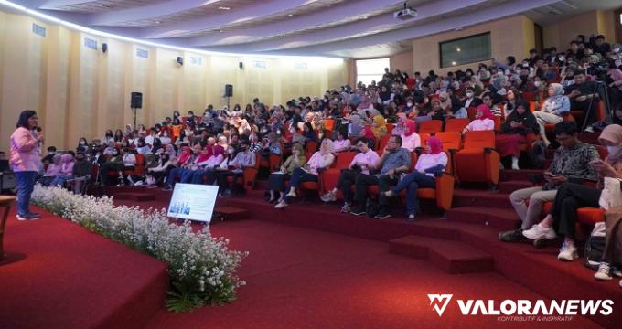 Direktur Human Capital Bio Farma, Endang Suraningsih saat sharing session Srikandi Bio Farma Goes to Campus di (SGTC) di Universitas Padjadjaran (UNPAD) Bandung, tanggal 15 Juni 2023 lalu. (humas)
