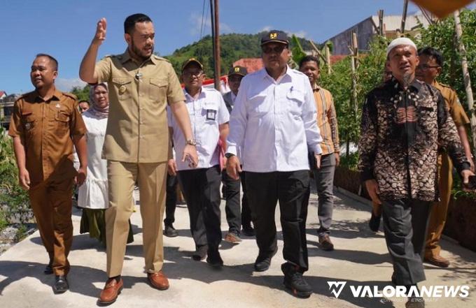 Wako Padang Panjang, Fadly Amran didampingi Kepala BPP Wilayah Sumbar, Kusworo Darpito dan jajaran, meninjau jalan baru sepanjang 518 meter di RT 8 dan RT 9 Kelurahan Bukit Surungan (Busur), Senin. (kominfo)