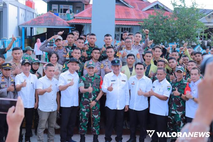 Bupati Pesisir Selatan Rusma Yul Anwar foto bersama di tugu Latsitardanus XLIII Tahun 2023, bersama Dan Yon Tarlat I/Macan Letkol Arm Aris Gunawan, Sekda Pessel Mawardi Roska, Kepala OPD, dan Forkopincam. Foto: Priman Brama Putra