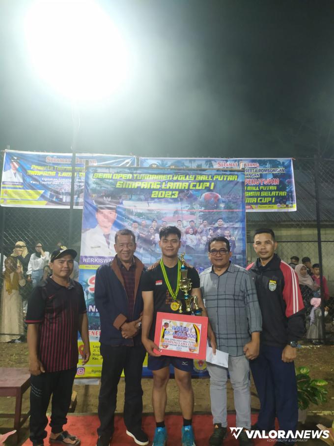 Bupati Pesisir Selatan Rusma Yul Anwar berfoto bersama tim pemenang di Open Turnamen Volly Ball Putra, Simpang Lama Cup I 2023, di lapangan Volly Simpang Lama Inderapura, Kecamatan Pancung Soal, Selasa (6/06/2023). Foto: Prisman Brama Putra