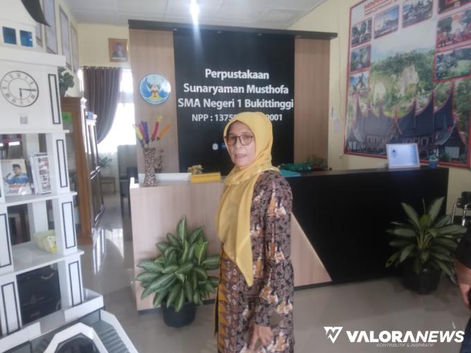 Kepala SMAN 1 Bukittinggi, Silfa Dusun memerlihatkan ruangan pustaka sekolah itu, Sabtu. (hamriadi)