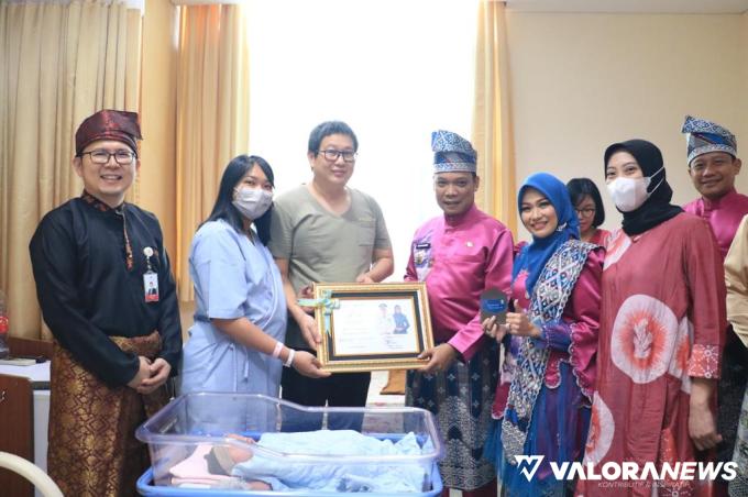 Pj Wali Kota Pekanbaru, Muflihun bersama istri Raja Rilla Muflihun serta jajaran, anjangsana ke RS Eka Hospital Pekanbaru, bertepatan hari ulang tahun pekanbaru ke-239, Jumat. (humas)