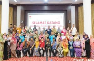 Wakil Wali Kota, Marfendi fotob bersama dengan rombongan Pertubuhan Kelab Pesara Kerajaan 1 Malaysia, di balairung rumah dinas wali kota, Rabu malam. (hamriadi)