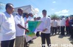 Kepala BPJS Ketenagakerjaan Cabang Padang, Jefri Iswanto menyerahkan secara simbolis kartu kepersertaan pada perwakilan nelayan Air Bangis, Jumat. (robbi irwan)