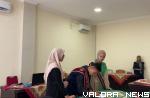 Wakil Ketua Forum Anak Agam, Muhammad Daffa dan didampingi Fasilitator, Yurizam dan M Abril Ikhsan tandatangan hasil penjaringan isu prioritas Perlindungan Anak, pada kegiatan Forum Anak Kabupaten Agam, Senin. (humas)