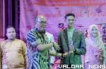 Ketua DPRD Sumbar, Supardi menyerahkan hadiah pada pemenang Lomba Penyanyi Minang dalam rangka memeriahkan Hari Musik Nasional yang digelar selama dua hari di Agam Jua Cafe, Payakumbuh, Rabu malam.  (humas)