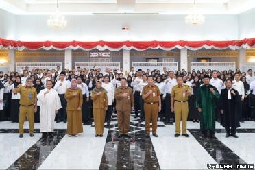 Asisten III Setdaprov Riau, Joni Irwan didampingi Zainal Arifin (Kadinkes), Ikhwan Ridwan (Kepala BKD), Wan Fajriatul Mamnunah (Direktur RSUD Arifin Achmad) dan jajaran, foto bersama dengan 154 Nakes yang dilantik jadi P3K, Senin. (humas)