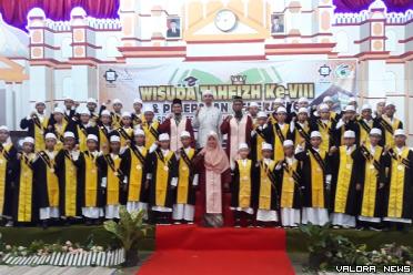 Pimpinan Perguruan Islam Ar Risalah, Doni Satria bersama Marjoni (Kepala SD QU) foto bersama dengan 77 orang siswa kelas 6, usai wisuda Tahfiz VIII sekaligus Pelepasan Generasi 6 SD Qu Ar Risalah, di GOR Perguruan Islam Ar Risalah, Sabtu. (mangindo kayo)