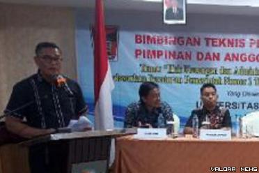 Ketua DPRD Padang, Syafrial Kani membuka kegiatan Bimtek yang bekerjasama dengan Universitas Ibnu Sina Batam, Kepri, Rabu. (humas)