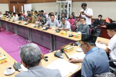 Ketua Komisi I DPRD Provinsi Riau, Eddy A Mohd Yatim didampingi Andi Darma Taufik dan Mardianto Manan dengarkan aspirasi terkait tambang batu bara di Pulau Puyur oleh FMPPB di Ruang Komisi I DPRD Riau, Senin. (humas)