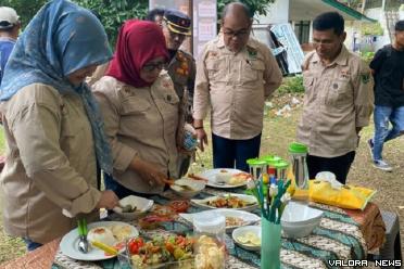 Anggota Komisi II DPRD Sumbar yang juga Ketua HPDKI, Nurkhalis bersama Richi Aprian (Wabup Tanah Datar) menghadiri Festival Olahan Daging Kambing di Agro Boncah Farm, Nagari Barulak, Kecamatan Tanjung Baru, Kabupaten Tanah Datar, Sabtu. (humas)