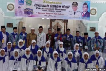 Asisten Pemkesra Mentawai, Nurdin bersama Masdan (Kakan Kemenag Mentawai) foto bersama dengan 41 JCH yang akan berangkat menunaikan ibadah haji, di Padang, Selasa. (humas)