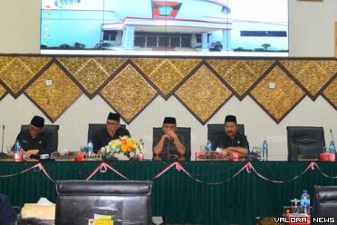 Ketua DPRD Padang, Syafrial Kani didampingi Arnedi Yarmen dan Amril Amin membuka rapat paripurna, Senin. Rapat ini dihadiri Wali Kota Padang, Hendri Septa bersama Ekos Albar (Wawako).