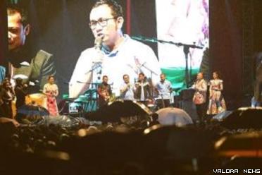 Pj Wali Kota Pekanbaru, Muflihun umumkan Effendi Syahputra sebagai CEO PSPS Pekanbaru di hadapan ribuan masyarakat dalam malam puncak Hari Jadi ke-239 Kota Pekanbaru, Ahad (25/6/2023) malam. (humas)