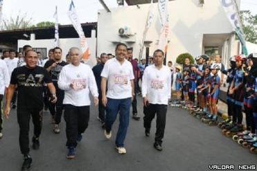 Gubenur Sumut, Edy Rahmayadi bersama Ketua Komisi II DPR RI, Ahmad Doli Kurnia Tandjung dan tokoh lainnya, ikuti jalan santai dari rumah dinas gubernur menuju Kampung Beasiswa, di Komplek PRSU Jalan Gatot Subroto Medan, Jumat pagi. (humas)