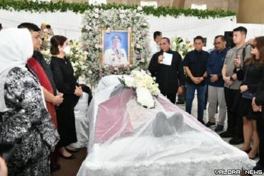 Gubernur Sumut, Edy Rahmayadi didampingi Ketua TP PKK Sumut, Nawal Lubis, lokasi dia disemayamkan, di Pardede Hall, Jalan DR TD Pardede Medan, Rabu. (humas)