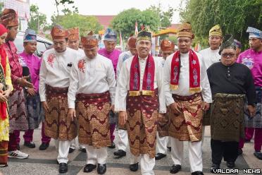 Gubernur Riau, Syamsuar didampaingi Muflihun (Pj Wako Pekanbaru) dan jajaran lainnya, saat memasuki ruang Rapat Paripurna Istimewa DPRD Pekanbaru dalam rangka memperingati HUT ke-239, Jumat. (humas)
