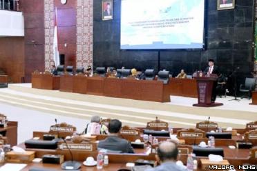 Gubernur Sumut, Edy Rahmayadi sampaikan tanggapan terhadap pandangan umum fraksi atas Ranperda tentang Pertanggungjawaban Pelaksanaan APBD Sumut 2022 di Ruang Rapat Paripurna DPRD Sumut, Senin. (humas)