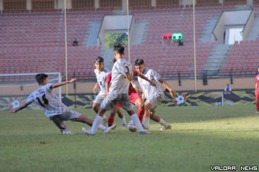 Skuad PPLP Riau saat laga melawan PPLP Sumbar pada Kejurnas PPLP/SK di Stadion Utama Riau, Ahad. (humas)