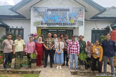 Pj Bupati Kepulauan Mentawai, Fernando Jongguran Simanjuntak dan jajaran, foto bersama dengan paramedis di Puskesmas Bulasat, saat kunjungan kerjanya ke Pagai Selatan, Jumat. (humas)