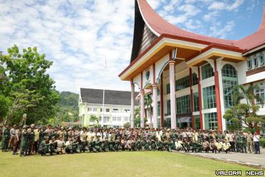 Peserta latsitardanus 2023 berfoto bersama Bupati Pessel Rusma Yul Anwar, Sekda Mawardi Roska, Forkopim, dan OPD. Foto: Prisman Brama Putra