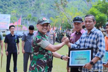 Jurnalis Harian Posmetro Padang Mario Rosy menerima penghargaan dari Dan Yontarlat-1/Macan, Letkol Arm Aris Gunawan, saat penutupan kegiatan Latsitardanus 2023 di halaman Kantor Bupati Pessel, Kamis (8/06/2023). Foto: Prisman Brama Putra