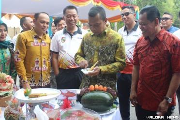 Pj Wali Kota Pekanbaru, Muflihun mencicipi hasil masakan peserta Lomba Masak Serba Ikan Tingkat Kota Pekanbaru di area Pekan Raya Pekanbaru, di Jalan Cut Nyak Dien, Sabtu. (humas)
