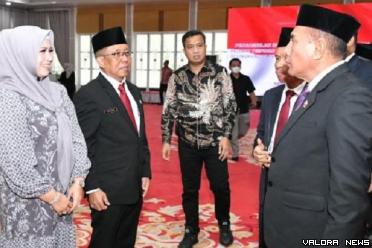 Gubernur Sumut, Edy Rahmayadi (kanan) dialog santai dengan Marlindo Harahap dan dua pejabat administrator, usai pelantikan di Aula Tengku Rizal Nurdin, Jalan Sudirman No 41, Medan, Jumat. (humas)