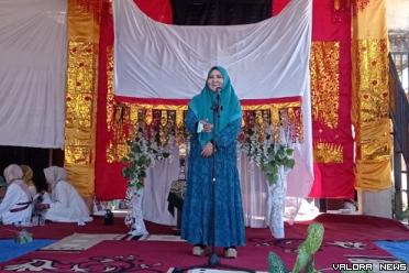 Anggota Fraksi PKS DPR RI, Hj Nevi Zuairina memberikan sambutan pada Khatam al Quran dan wisuda Iqra' Nagari Batu Balang Harau, Kabupaten Limapuluh Kota.