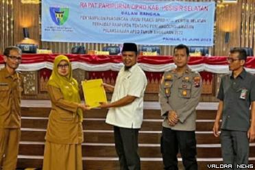 Bupati Pessel diwakili Asisten III Emirda Siswati, menyaksikan penyerahan berkas Pandum Fraksi DPRD, atas Pertangungjawaban Pelaksanaan APBD TA 2022 dari perwakilan Fraksi kepada Ketua DPRD Ermizen, Selasa (06/06/2023). Foto: Dok Humas DPRD Pessel