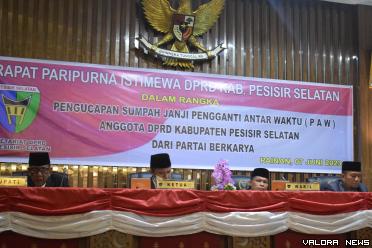 Rapat Paripurna Istimewa Pelantikan Pengganti Antar Waktu (PAW), anggota DPRD masa jabatan 2019-2024, di ruang sidang paripurna setempat, Rabulalu.