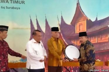 Bupati Agam, Andri Warman secara simbolis menyerahkan bantuan seperangkat alat musik kesenian khas Minang pada IKLAR Jawa Timur, di Rumah Gadang Minangkabau Gebu Minang Jawa Timur, Jl Gayung Kebonsari No 64 Surabaya, Senin. (humas)