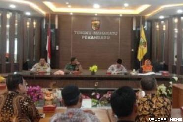 Asisten I Bidang Pemerintahan dan Kesra Setdako Pekanbaru, Masykur Tarmizi memimpin rapat koordinasi tentang informasi LGBT di gedung Tengku Maharatu, Jalan Kerinci, Keluraham Rintis, Rabu siang. (humas)