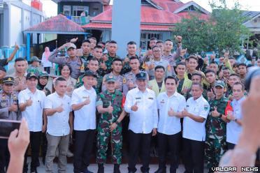 Bupati Pessel Rusma Yul Anwar berfoto ditugu Latsitardanus di kecamatan Sutera. Foto: Prisman Brama Putra