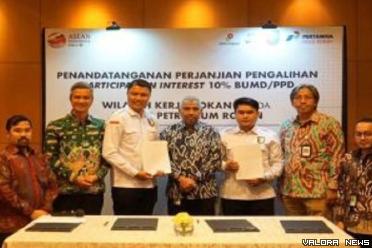 Asisten II Setdaprov Riau, M Job Kurniawan dan Kepala Perwakilan SKK Migas Sumbagut, Rikky Rahmat Firdaus foto bersama dengan jajaran direksi BUMD dan PPD yang ditunjuk Provinsi Riau untuk mengelola PI di WK Rokan dan WK Kampar di Jakarta, Selasa. (humas)