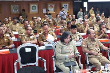 Pj Bupati Mentawai, Fernando J Simanjuntak (paling kiri, baris depan), saat hadiri Rapat Koordinasi yang diselenggarakan Kemendagri yang dihadiri para kepala daerah di Indonesia di Sasana Bhakti Praja, Gedung C Lt 3 Kemendagri, Jumat. (humas)