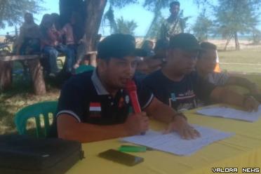 Ketua KUD Permata Sawit Maligi (PSM), Revra Andriadi memberikan keterangan pers tentang hasil Pra RAT di Maligi, Ahad. (robbi irwan)