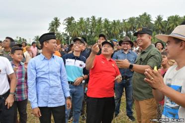 Bupati Agam, Andri Warman ikut menaikan layang-layang usai membuka Festival Layang-Layang Anak Nagari Manggopoh, Minggu di Lapangan Sawah, Sago Tangah, Ahad. (humas)