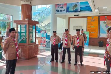 Wakil Bupati Pessel Rudi Hariansyah (kiri) saat menerima kontingen Pramuka Kwarcab 0301/Pessel di Painan, baru-baru ini. Foto: Prisman Brama Putra