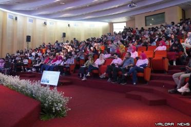 Direktur Human Capital Bio Farma, Endang Suraningsih saat sharing session Srikandi Bio Farma Goes to Campus di (SGTC) di Universitas Padjadjaran (UNPAD) Bandung, tanggal 15 Juni 2023 lalu. (humas)
