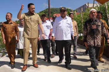 Wako Padang Panjang, Fadly Amran didampingi Kepala BPP Wilayah Sumbar, Kusworo Darpito dan jajaran, meninjau jalan baru sepanjang 518 meter di RT 8 dan RT 9 Kelurahan Bukit Surungan (Busur), Senin. (kominfo)