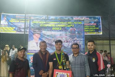 Bupati Pesisir Selatan Rusma Yul Anwar berfoto bersama tim pemenang di Open Turnamen Volly Ball Putra, Simpang Lama Cup I 2023, di lapangan Volly Simpang Lama Inderapura, Kecamatan Pancung Soal, Selasa (6/06/2023). Foto: Prisman Brama Putra