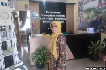 Kepala SMAN 1 Bukittinggi, Silfa Dusun memerlihatkan ruangan pustaka sekolah itu, Sabtu. (hamriadi)